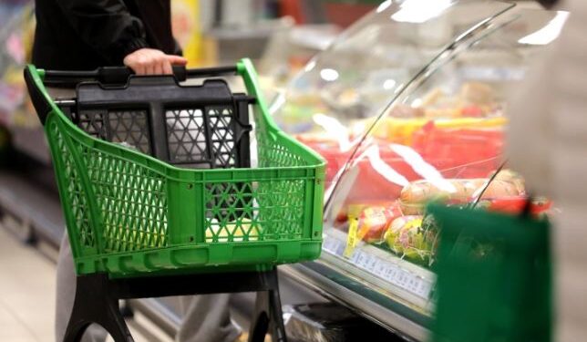 Застрашувачка потрошувачка кошничка за месец март: За да преживее четиричлено семејство му требаат 1000 евра