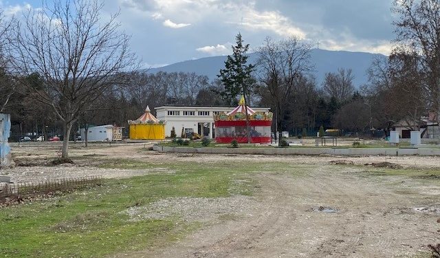Во Луна паркот има рингишпил каде се вртат празните ветувања на скопските градоначалници?