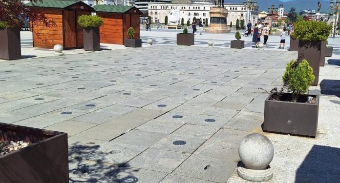 Скопско чудо: Фонтана без вода, ама камиони ја сакаат