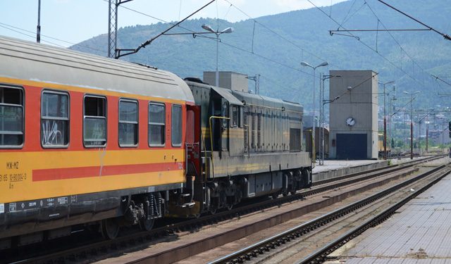Јапонија и Кина имаа возови со 400 километри на час, нашиве министри ветувања даваат со таа брзина