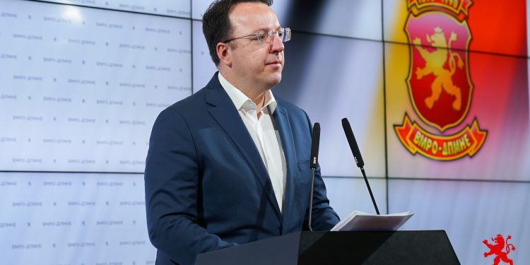 Николоски: Во сообраќајна несреќа при судир на камионите кои носат увозен јаглен на омилената фирма на белорускиот конзул загина човек – власта во заминување врши масовен грабеж на ЕЛЕМ и РЕК Битола