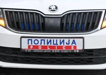 Две лица повредени, со автомобилот излетале од пат и завршиле во река
