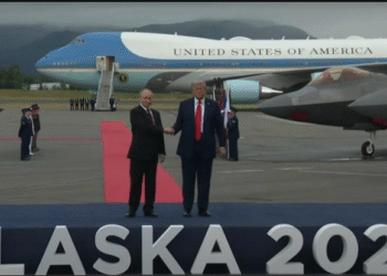 Трамп и Путин се ракуваа на аеродромот во Алјаска, заминаа на разговори
