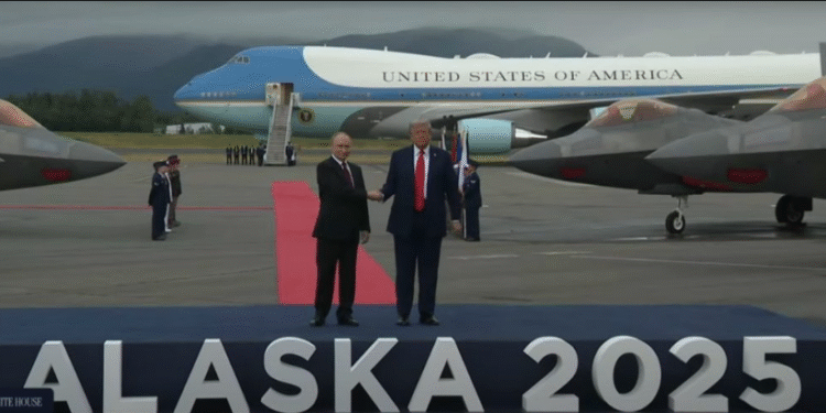 Трамп и Путин се ракуваа на аеродромот во Алјаска, заминаа на разговори