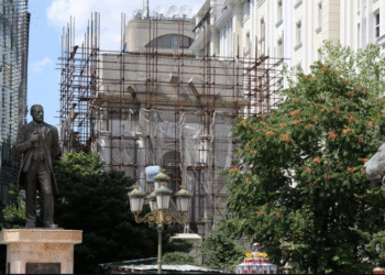Ќе се доврши споменикот на Мајка Тереза на плоштад Македонија кој е дивоградба