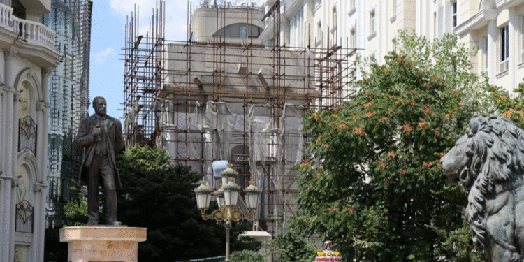 Ќе се доврши споменикот на Мајка Тереза на плоштад Македонија кој е дивоградба