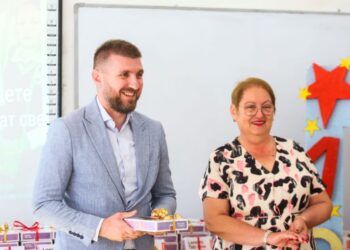 Јаневска и Митески им доделија таблет уреди на четвртоодделенците во ОУ „Блаже Конески“