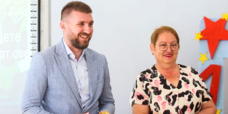Јаневска и Митески им доделија таблет уреди на четвртоодделенците во ОУ „Блаже Конески“