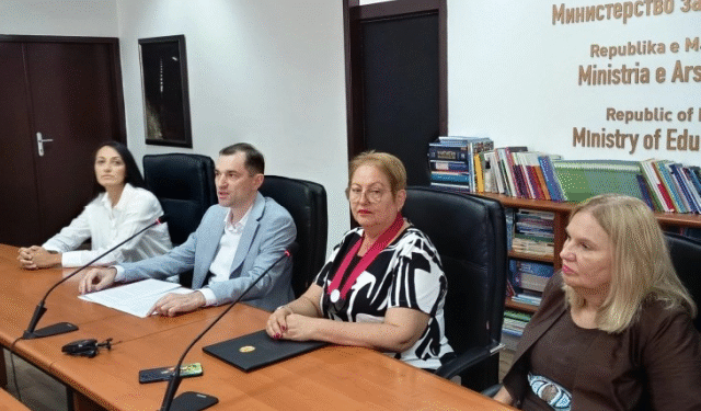 Јаневска: Е-дневникот не дозволува веќе бришење и поправење на оценки