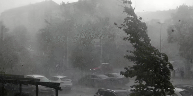 УХМР објави мапа: Невреме во Македонија – еве во кој правец се движи