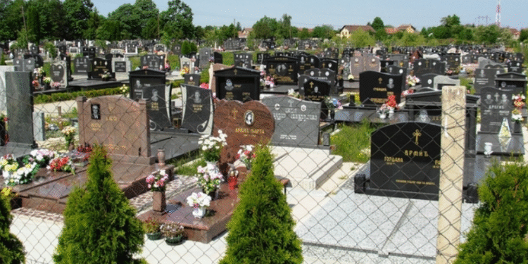 Сите застануваат да го видат натписот на овој гроб: Луѓето се крстат, ова е шокантно