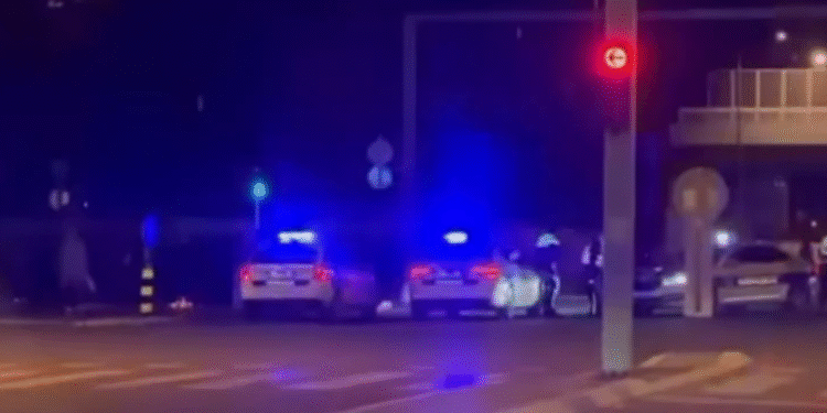 (ФОТО) Емотивни сцени: Колеги полицајци се собраа на местото каде загина нивниот колега – да му оддадат почит