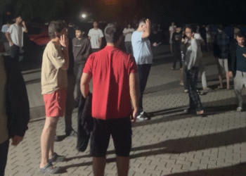 Граѓаните во паника ги напуштаат домовите, има урнати згради