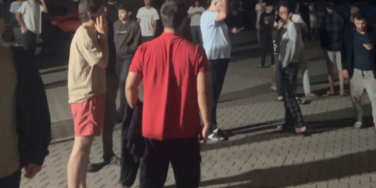 Граѓаните во паника ги напуштаат домовите, има урнати згради