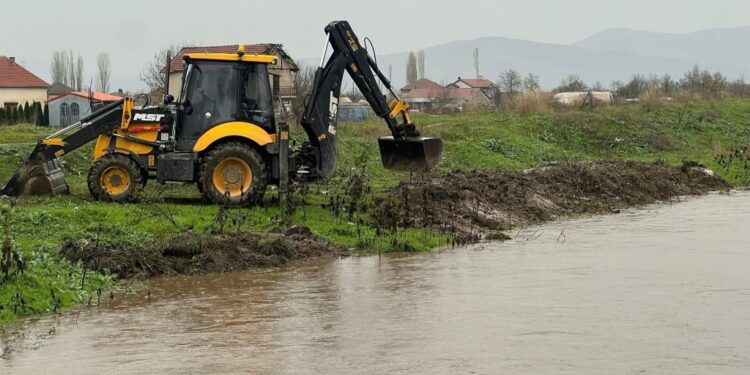 Коњановски ги мобилизира комуналните служби по силните врнежи во Битола