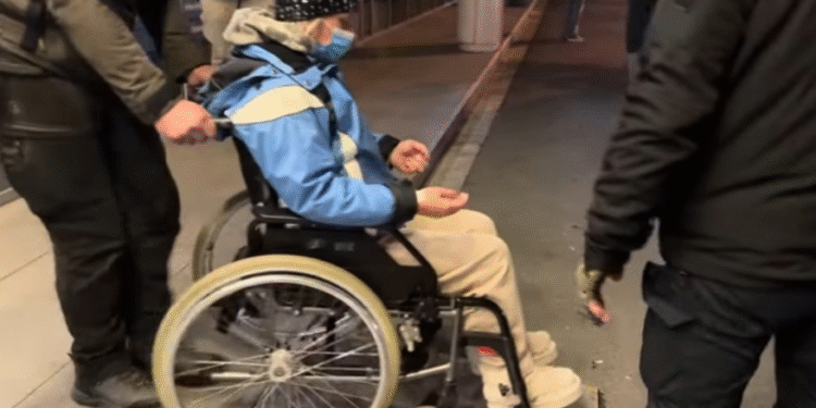 Дијана Хрка хоспитализирана по десетдневен штрајк со глад пред српското Собрание