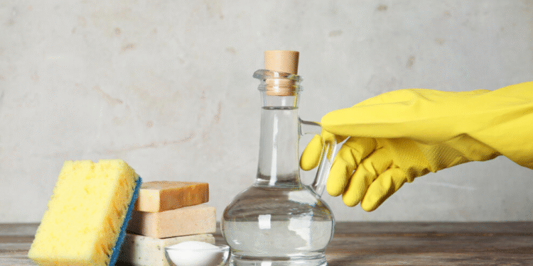 Што не смеете да чистите со оцет – листа на ризични материјали