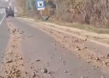 (Видео) Ќе го исчисти коловозот и ќе плати казна – пронајден возачот од чиј камион паѓаа камења на патот Куманово – Крива Паланка