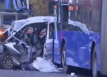 Тешка сообраќајка во Србија: Еден загинат и осум повредени лица во судар на автомобил и автобус