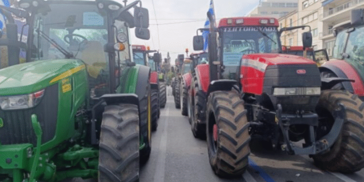 Грчките земјоделци најавуваат масовни блокади од 30 ноември