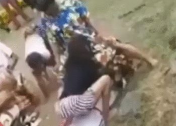 Сестрите на невестата решија да го пробаат зетот пред свадбата – ако добие ерекција ништо од свадбата (ВИДЕО)