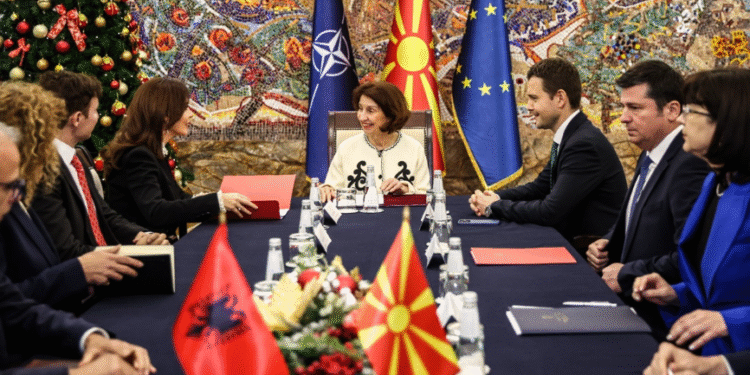 Претседателката Сиљановска-Давкова предупредува: Билатералните прашања не смеат да блокираат пат кон ЕУ