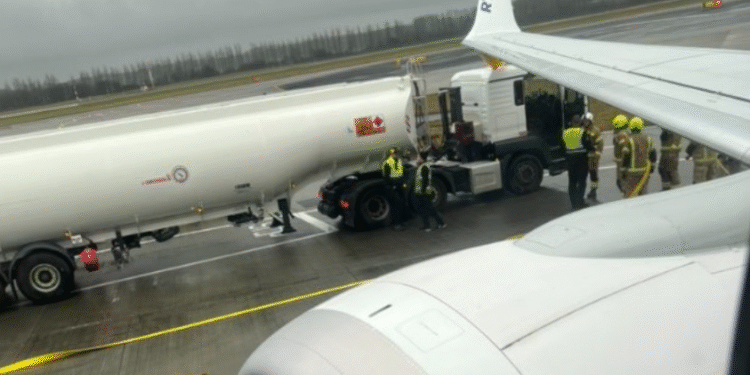 Инцидент на аеродромот во Единбург: Авион на Рајанер удри во камион за гориво