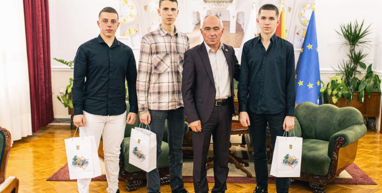 Средношколците победници на „Средношколец-милионер“ кај Коњановски