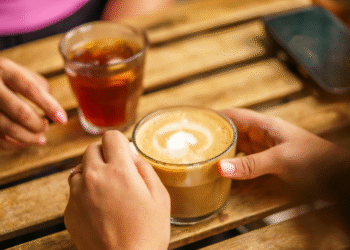 Што е поздраво за коските кај жените – чај или кафе?