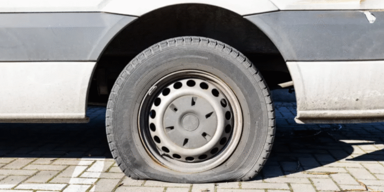 Испукани гуми и искршени ретровизори: Непознати сторители демолирале десетици автомобили во Скопје