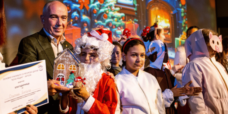 Учениците на „Кочо Рацин“ ја разубавија битолската „Зимска приказна“ со новогодишна приредба