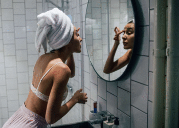 Ноќна рутина за кожа: Како да ја максимизирате регенерацијата додека спиете