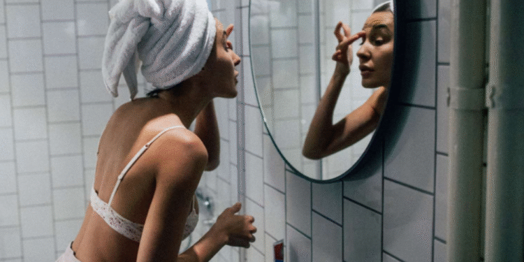 Ноќна рутина за кожа: Како да ја максимизирате регенерацијата додека спиете