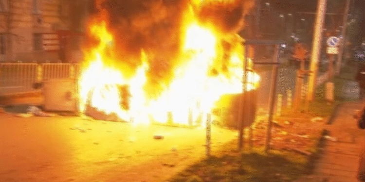 Софија во хаос – запалени канти, скршени ламби и оштетени трамваи за време на протестот