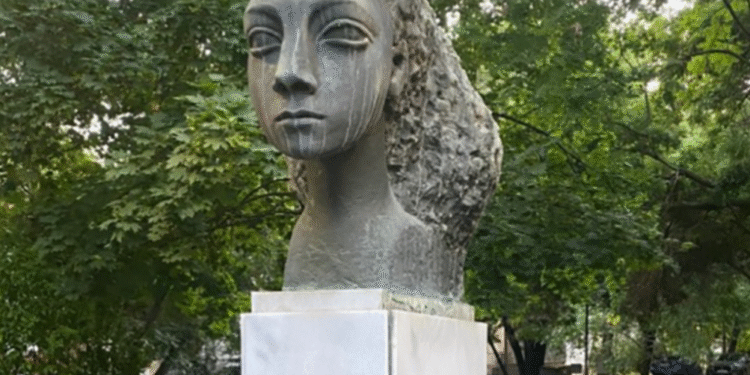 Украдена бистата на народната хероина Вера Јоциќ од парк во Центар