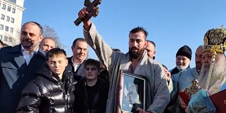 Дарко Митровиќ го фати светиот крст од Вардар во Скопје