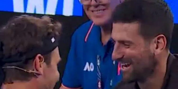 (Видео) Момент за историја: Федерер го прекина мечот за да го поздрави Ѓоковиќ