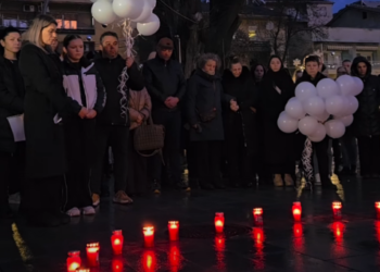 Со свеќи и бели балони: Кочани се поклони пред загубените млади животи во Швајцарија