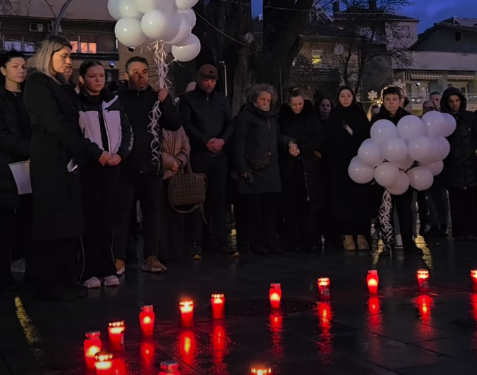 Со свеќи и бели балони: Кочани се поклони пред загубените млади животи во Швајцарија