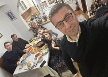 Бадник во семеен круг: Мицкоски ја објави празничната фотографија