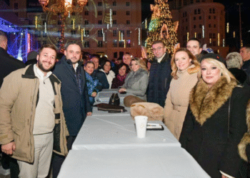 Новата година пречекана на плоштадот „Македонија“ со присуство на премиерот