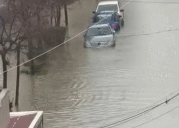 Поплави, одрони и прекин на струја во повеќе окрузи во Албанија