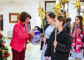 Претседателката ги пречека Бадниковите поворки и ги даруваше децата