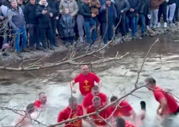 Тоневски: Бог се јави – честитки за Давид Демјанов што го фати светиот крст