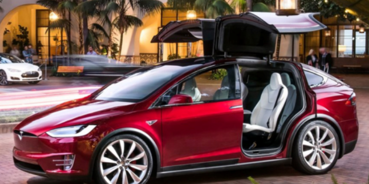 Наместо автомобили, роботи: зошто Tesla ги укинува Model S и Model X