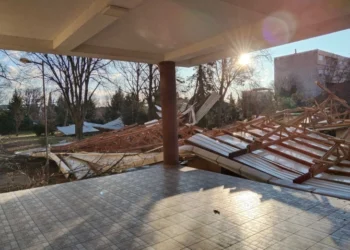 Виде ветерот дека не не бива па ги растера облаците и дождот, ама ние и за ветерот не сме подготвени – кровови ни летаат