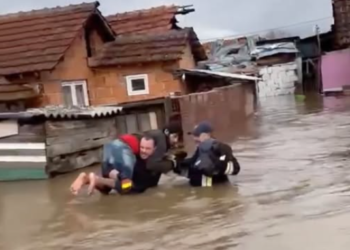 Жители спасуваат луѓе и животни од поплавените куќи во Кичево