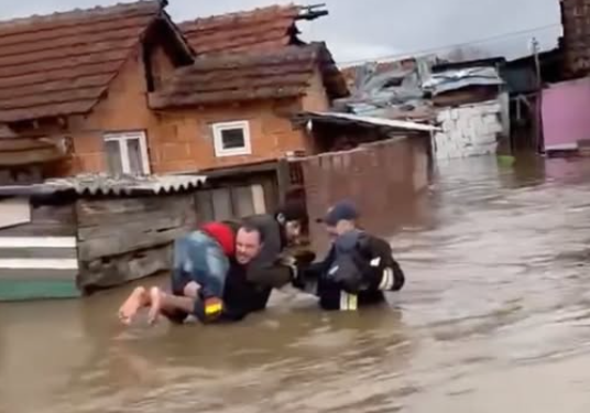 Жители спасуваат луѓе и животни од поплавените куќи во Кичево