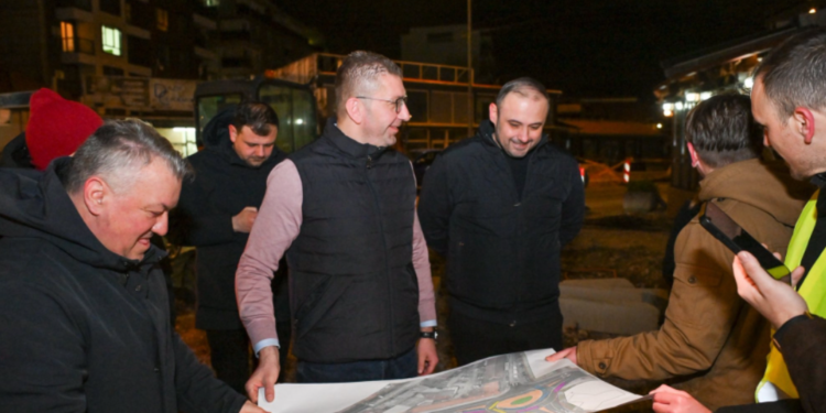 Мицкоски и Ѓорѓиевски синоќа извршија увид на градежните активности на булеварот „Македонија“