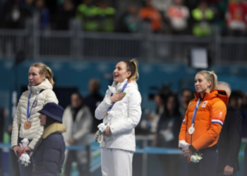 По шест дена: Домаќинот на врвот на табелата